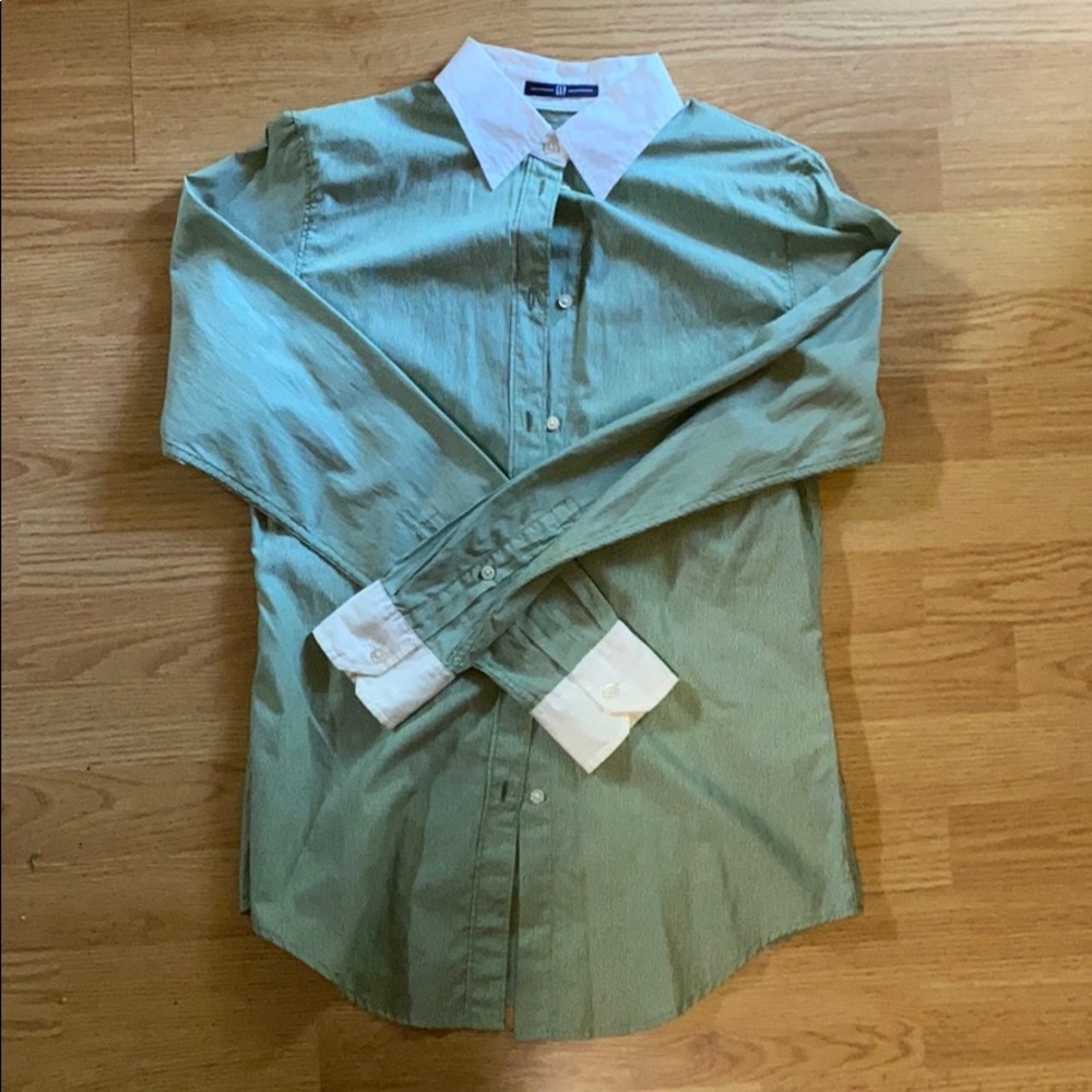 ☘️ GAP button up. 🤍💚🤍💚